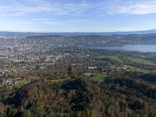 Obraz premium Aerial view of beautiful Swiss autumn landscape with city of Zürich seen from local mountain Uetliberg on a sunny autumn day. Photo taken October 29th, 2025, Zurich Uetliberg, Switzerland.