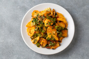 Mixed vegetable fries with sour sauce, also known as appetizers from Turkish cuisine. Turkish name; Karisik eksili kizartma patates, patlican, biber.