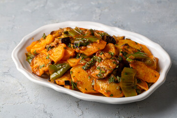 Mixed vegetable fries with sour sauce, also known as appetizers from Turkish cuisine. Turkish name; Karisik eksili kizartma patates, patlican, biber.