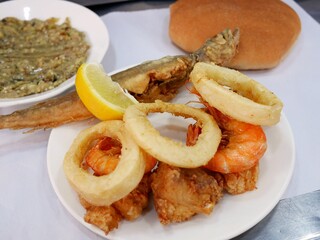 モロッコのマラケシュのジャマ・エル・フナ広場の屋台のシーフードフライとナスのペーストとパン