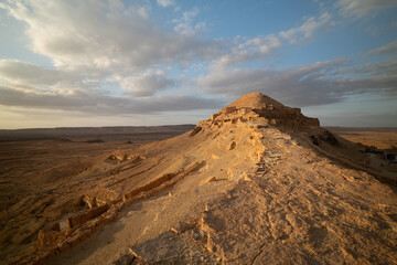 Vista di Ksar Guermessa situato sotto la vetta di Ras Oum Moutmana, Tunisia
