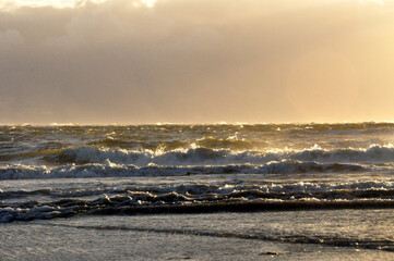 Nordsee rau und windig #Sonnenuntergang am Meer mit Juist im Hintergrund