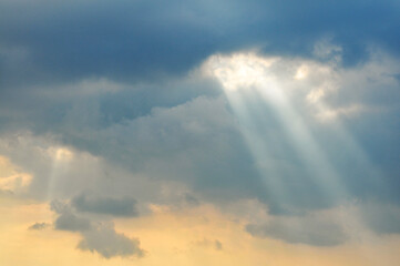 Obraz premium Beautiful storm clouds on a summer night with pinks and blues.