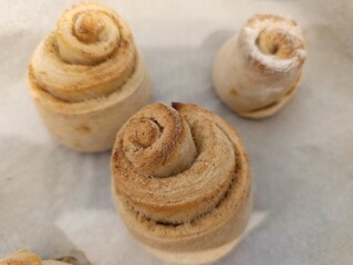 Cinnamon Roll - Rolinho de Canela - Pão doce escandinavo macio e amanteigado, recheado com uma mistura de canela e açúcar.