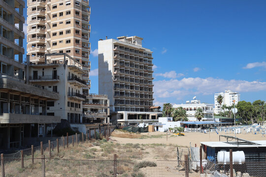 Cipro, famagusta,area militare abandoned building window showing decay in varosha famagusta cyprus