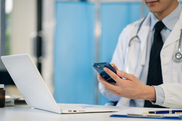 Obraz premium Medicine doctor hand working with modern digital tablet computer interface as medical network concept.