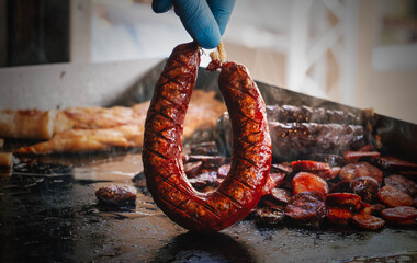 Chouri&ccedil;o na chapa a ser confeccionado em mercado