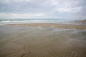 Plage de sable naturelle à marée basse. Eau calme, environnement paisible. Destination touristique, lieu de villégiature en bord de mer. Côte d'Opale, France. 