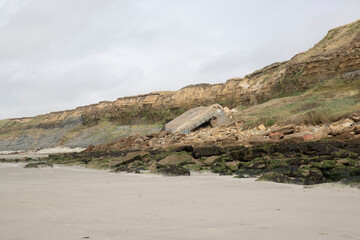 Effondrement d'un bunker de la Seconde Guerre mondiale dû à l'érosion au nord de la France sur la côte d'Opale. A marée basse par un temps ensoleillé. Pas-de-Calais, Hauts-de-France, France.