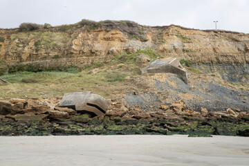 Effondrement d'un bunker de la Seconde Guerre mondiale dû à l'érosion au nord de la France sur la côte d'Opale. A marée basse par un temps ensoleillé. Pas-de-Calais, Hauts-de-France, France.