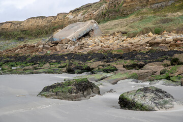 Effondrement d'un bunker de la Seconde Guerre mondiale dû à l'érosion au nord de la France sur la côte d'Opale. A marée basse par un temps ensoleillé. Pas-de-Calais, Hauts-de-France, France.