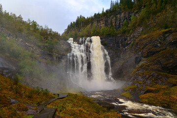 Obraz premium Skjervsfossen Waterfall in Hardanger, Norway – Two-Step Cascade in Forested Canyon