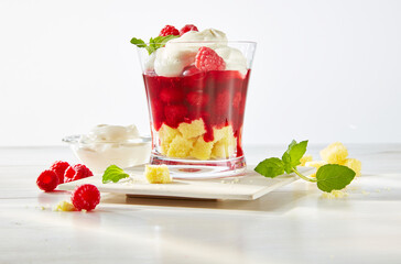 Himbeer Dessert mit Schmand und Sahne
