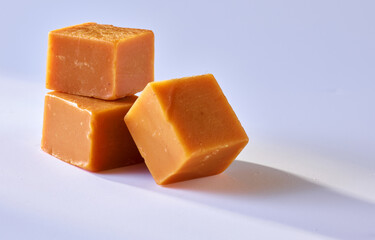 Karamell Stuecke, Karamell Bonbons, Süssigkeit, isoliert, quadratisch, 