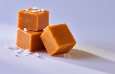 Karamelstuecke, süss, salted caramel, Salz, isoliert, Bonbons, 