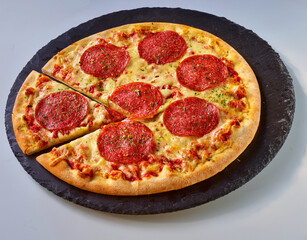 Pizza mit Salami auf Schiefer, Salamipizza, Pizzaslice, Italien, Pizzeria, Mozzarella, 