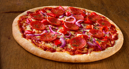 Pizza mit Salami und Zwiebeln, Pizza, isoliert, Wurst, Fleisch, Gemüse, Italien, 