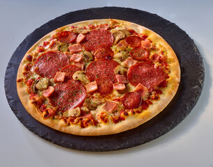 Pizza mit Salami und Schinken, Pizza, Wurstscheiben, Italien, 