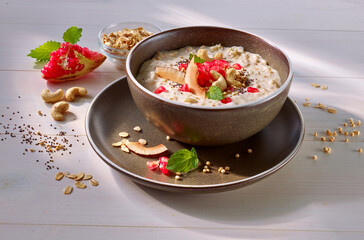 Porridge mit frischen Fruechten, Frühstück, Porridge, Müsli, gesund, Bowl,