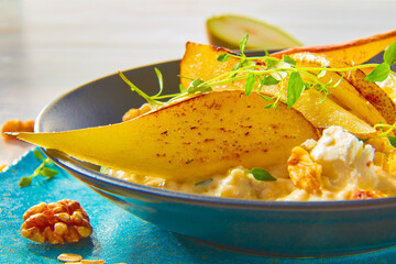 Ziegenfrischkaese mit Birnendeko, frisch, Gesund