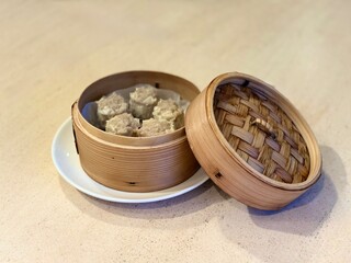 蒸篭で蒸したシウマイ