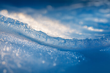 光の波に揺らぐ氷の稜線ときらめく冬のマクロ世界