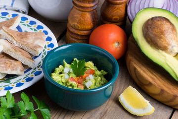 Salsa de guacamole, pan e ingredientes