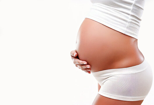 Pancia donna in gravidanza su sfondo bianco