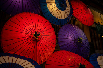 ライトアップされた鮮やかな和傘