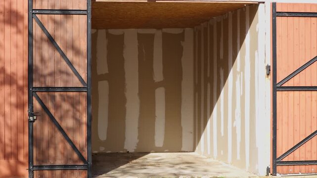 Garage en Construction, Lumi&egrave;re et Ombre Projet&eacute;es sur Murs de Pl&acirc;tre Bruts video
