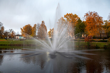 Fototapeta premium landscape with a fountain in the city park, bright colors, city park in the evening