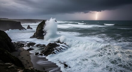 Obraz premium Dramatic Coastal Scene - Waves Crashing Against Rocks Under Stormy Skies.