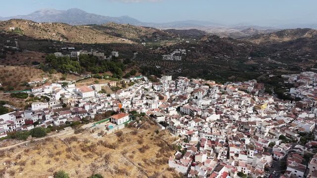 vista a&eacute;rea del municipio de Monda en la provincia de M&aacute;laga, Andaluc&iacute;a	