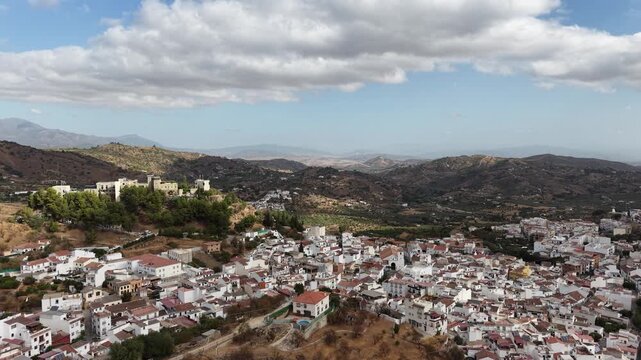 vista a&eacute;rea del municipio de Monda en la provincia de M&aacute;laga, Andaluc&iacute;a	