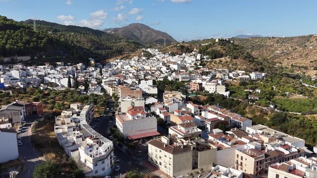 vista a&eacute;rea del municipio de Monda en la provincia de M&aacute;laga, Andaluc&iacute;a