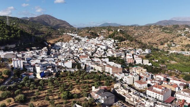 vista a&eacute;rea del municipio de Monda en la provincia de M&aacute;laga, Andaluc&iacute;a	