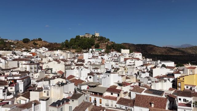 vista a&eacute;rea del municipio de Monda en la provincia de M&aacute;laga, Andaluc&iacute;a	