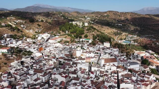 vista a&eacute;rea del municipio de Monda en la provincia de M&aacute;laga, Andaluc&iacute;a	