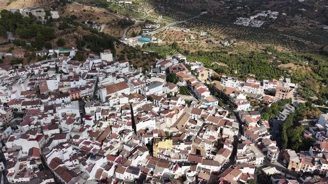 vista a&eacute;rea del municipio de Monda en la provincia de M&aacute;laga, Andaluc&iacute;a	