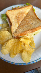 Sandwich americano y patatas fritas