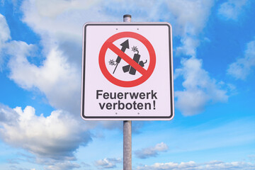 Verkehrszeichen - Verbot - Tafel - Feuerwerk verboten! - Himmel, Wolken