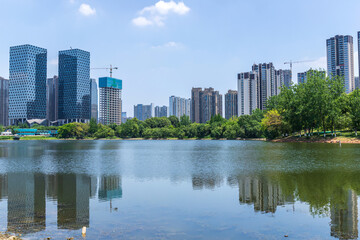 Obraz premium The lake and architectural scenery of Donghu Park in Chengdu, Sichuan Province, China