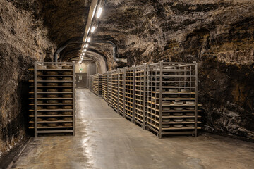 K&auml;sekeller mit reifenden K&auml;selaibern, Schweiz