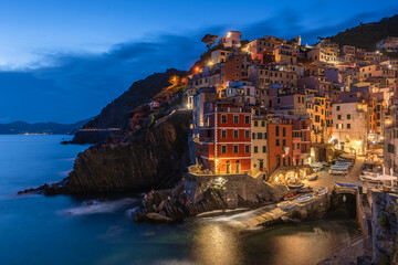Clifftop villagescape illuminated at night, Manarola, Riomaggiore, La Spezia, Cinque Terre, Liguria, Italy