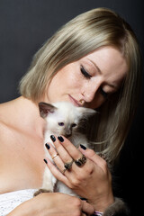 Porträt einer jungen Frau mit einem Balinesen Kitten