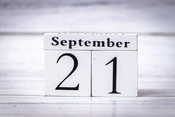 Calendar cubes displaying the date September 21, symbolizing the transition into autumn. Ideal for planning and scheduling contexts.
