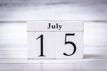 Wooden calendar block displaying the date July 15. This simple yet effective design is ideal for promotional materials, lifestyle blogs, or seasonal advertising.