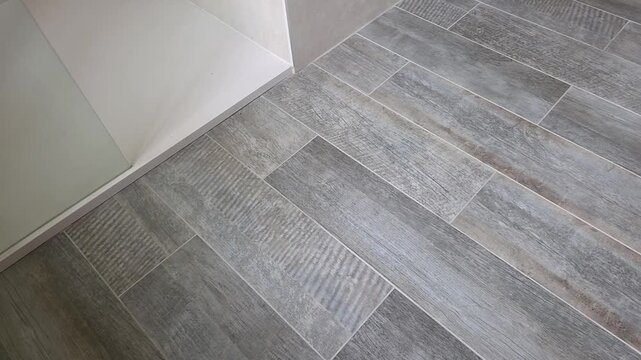 Carrelage imitation parquet gris dans la salle de bain