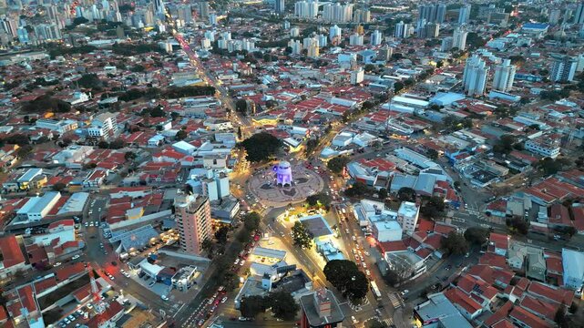 Vista a&eacute;rea no cair da noite da Torre do Castelo em Campinas, S&atilde;o Paulo. Brasil. 