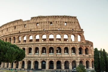 Obraz premium Colosseum structure in Rome, Italy, attracting tourism